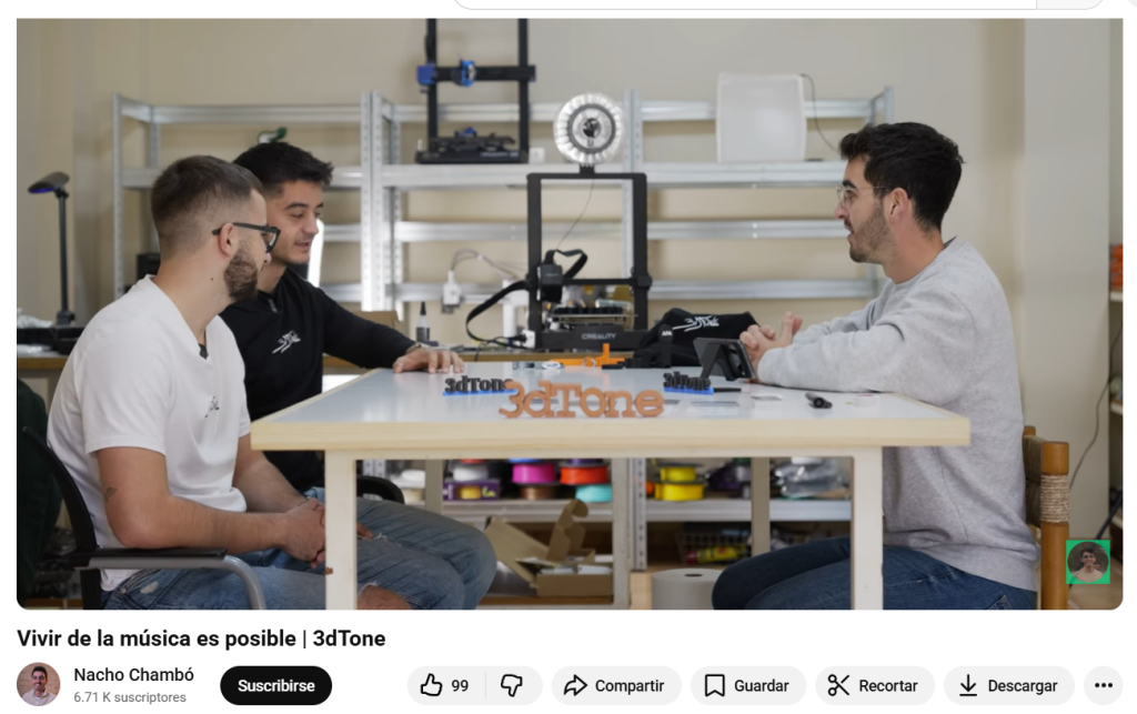 Persona creando contenido digital, escribiendo o grabando un vídeo para redes sociales de un negocio local.
